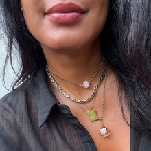 FEMININE GLOW CHOKER